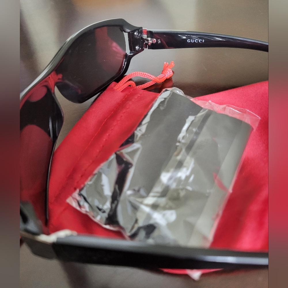 Gucci Sunglasses, Black Frame - Picture 6 of 8